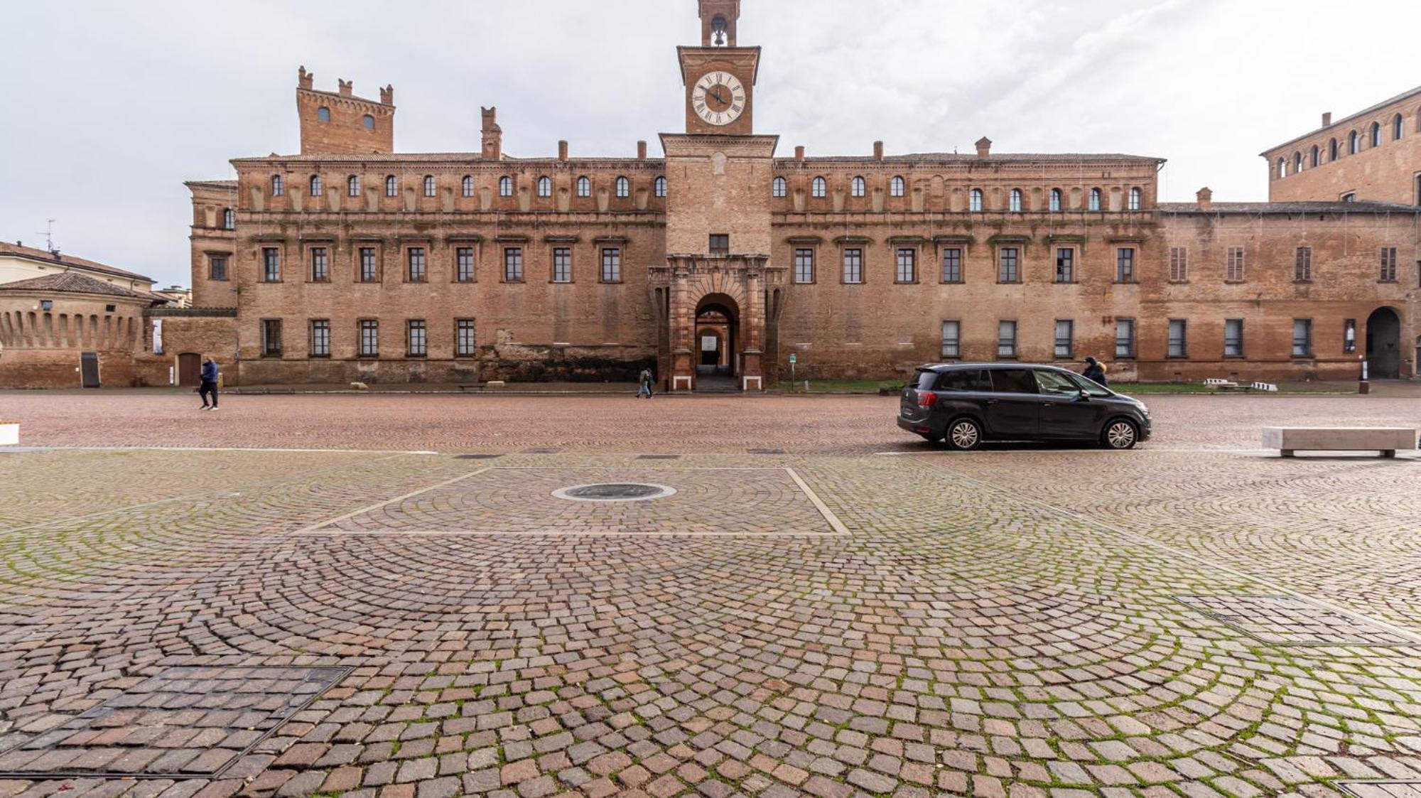 Piazza Martiri-In Pieno Centro Sotto Al Castello Apartment Carpi Exterior foto